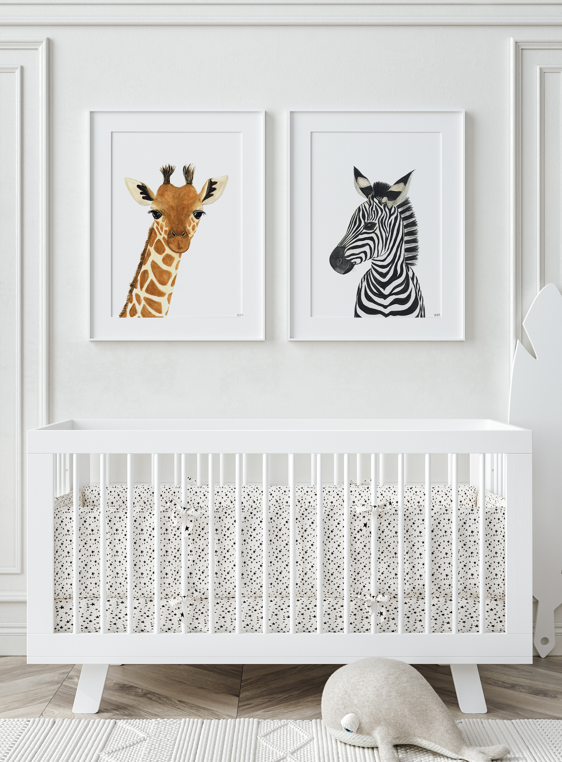 Set of 2 safari animal wall art in a babyroom: giraffe and zebra