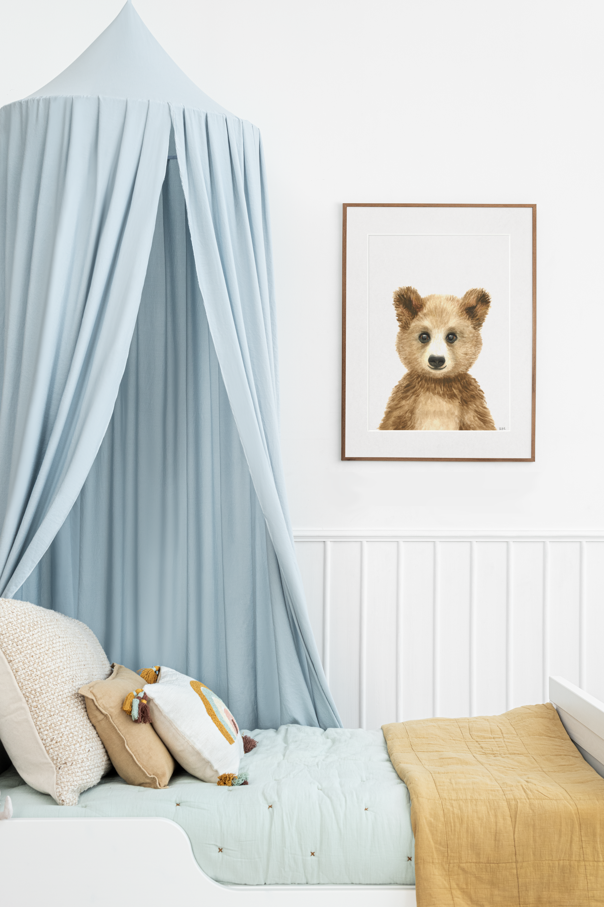 Framed bear in kids' bedroom